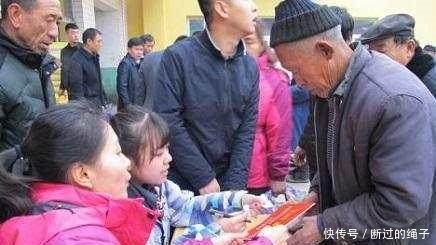 专家想不明白有钱人不愁吃穿，为何还要抢低保老农说出实话