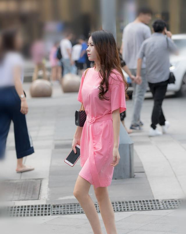  #百褶裙#路人街拍,小姐姐身姿曼妙,百褶裙搭配白衬衫,更显青春范