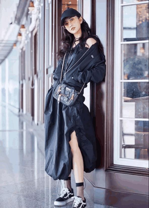 王鸥一身牛仔连体裤美出新高度!网友： 我就好奇她上厕所怎么办