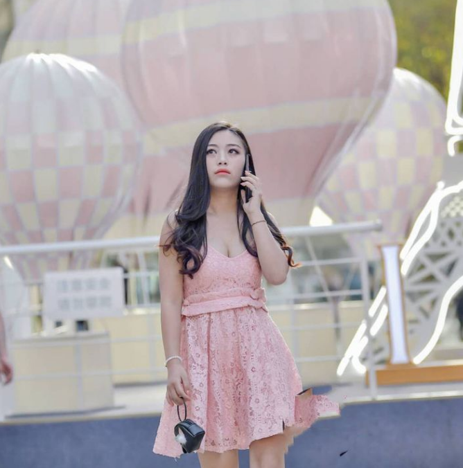 街拍：女神身穿粉色抹胸上衣精致又水灵，尽显恰到好处的微胖身材