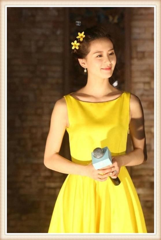 周洁琼刘诗诗同穿小黄裙，终于知道女团脸和女星脸的差距有多大了