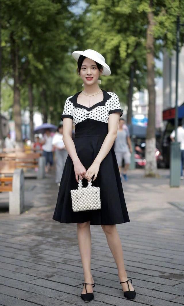 街拍美女：独特温柔肌肤胜雪，真是绝代佳人！