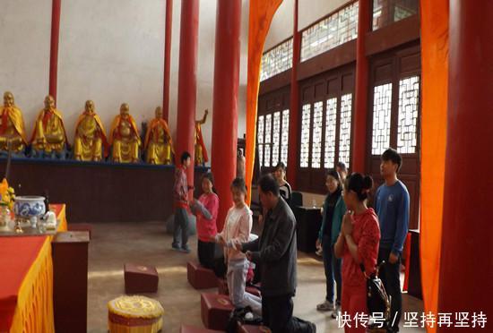 到寺庙里烧香拜佛，这5条禁忌一定要注意，不懂别乱拜！