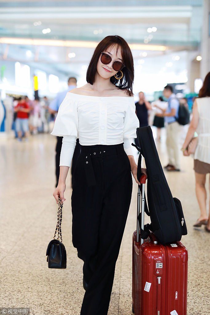 知性才女!蓝盈莹机场随身带尤克里里 秀香肩长腿腿散发女人味