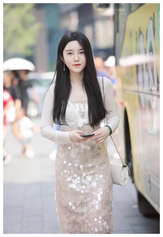 街拍：图1白嫩文静，图3美艳端丽，图8看了令人心跳加速