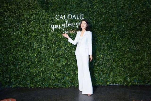 看了宋佳的腿，女人都要怀疑人生，网友：谁能娶到她真是赚大了！