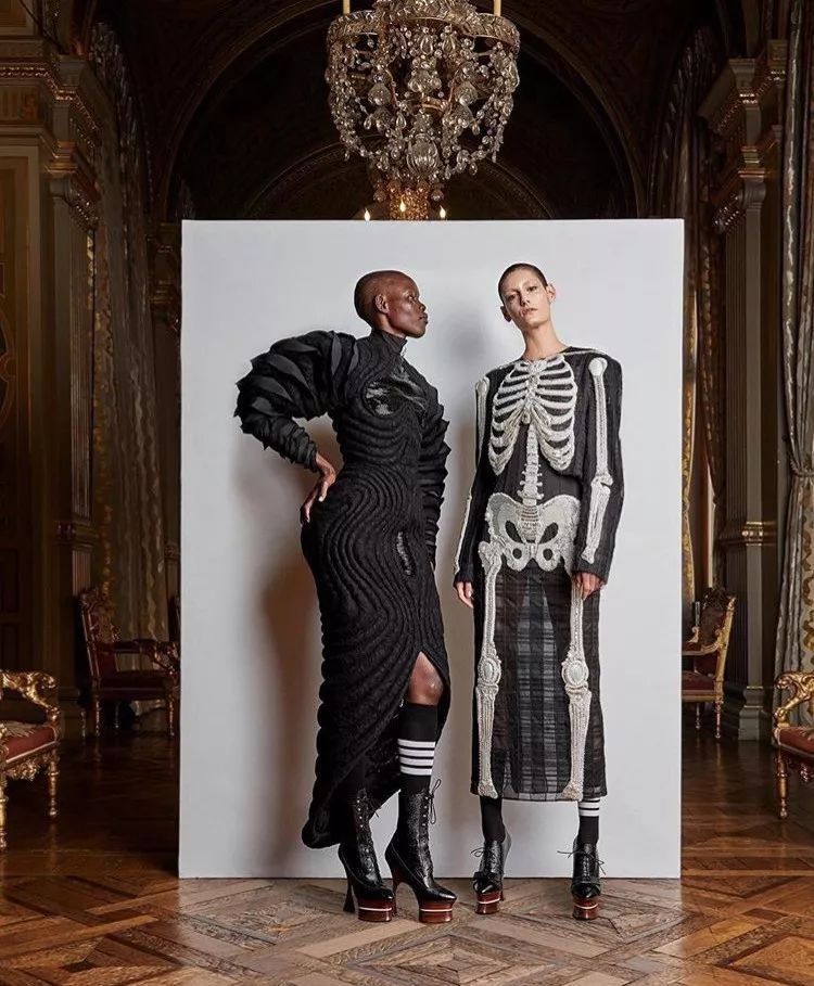 人人都想穿Thom Browne设计的灰西装，可你知道他的其他秘密吗