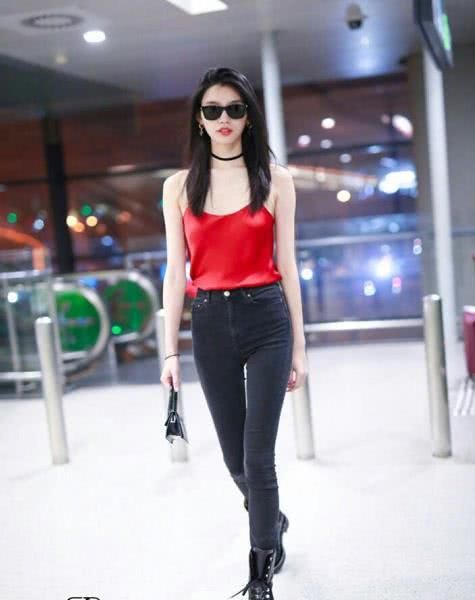 刘雯和奚梦瑶同走机场，一个素颜穿牛仔裤，一个穿了和没穿一样