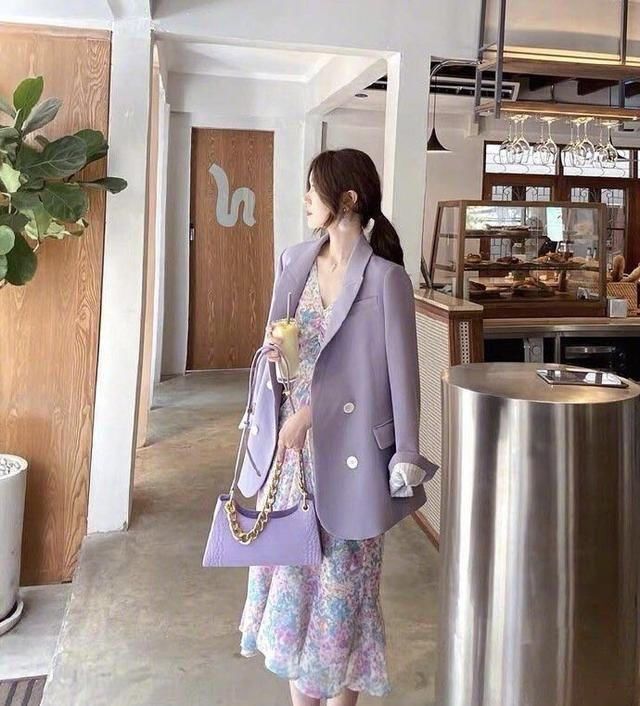  服装搭配@西装下面别搭裤子了！“西装+碎花裙”又飒又美，才是王炸CP