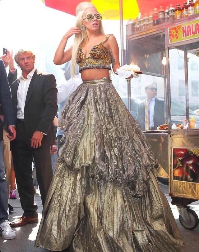 LadyGaga又出来作妖了,踩超级恨天高买热狗,网友:“假肢”都摔