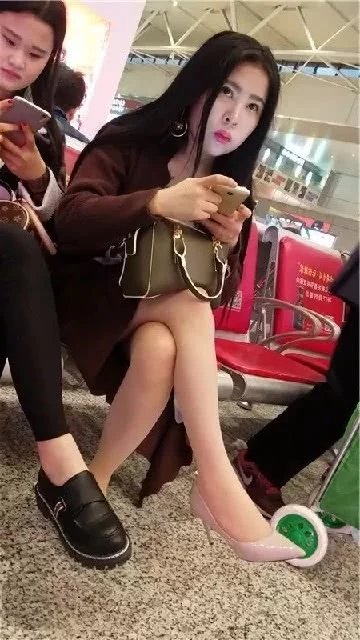 火车候车厅遇到的呆萌小姐姐，修长美腿即使坐着都无比亮眼