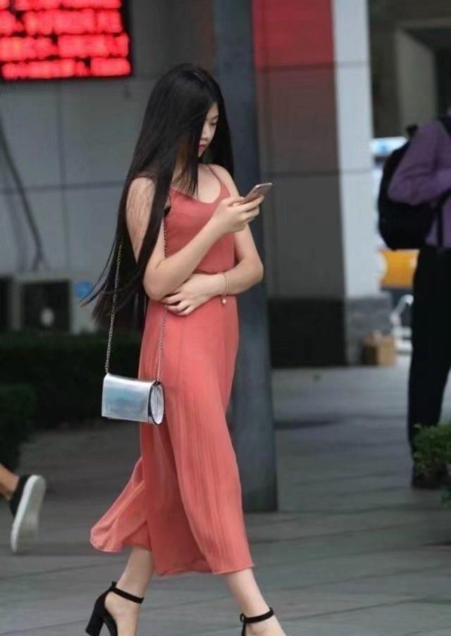 路人街拍：身材丰腴的小姐姐，紧身的露腰T恤秀出美好身材