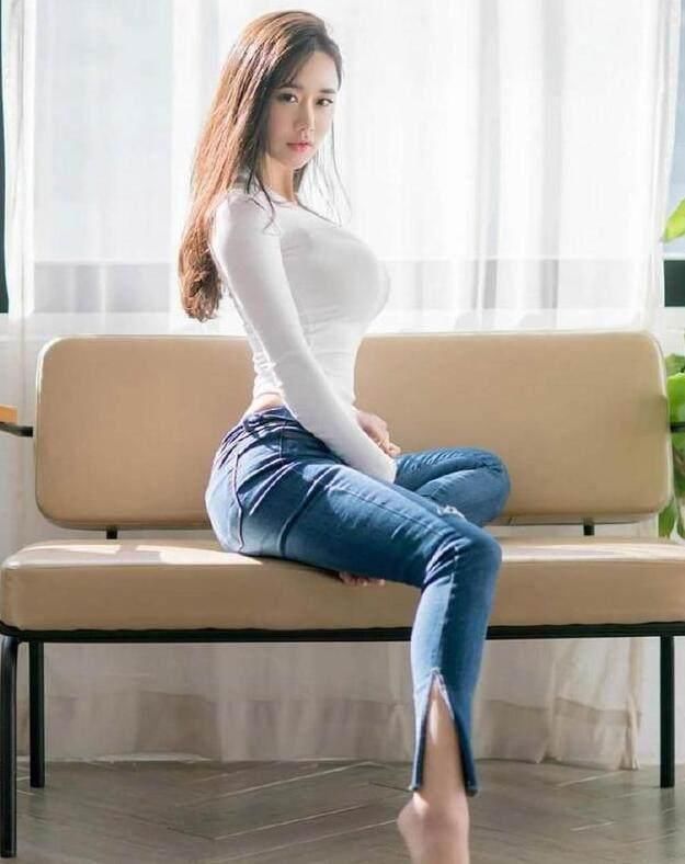 街拍:紧身牛仔裤惬意舒适的搭配，尽显小姐姐大长腿，青春时尚感