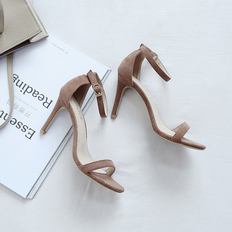 如果你穿腻了运动鞋，不妨试试这双凉鞋，显高美脚走路也舒适