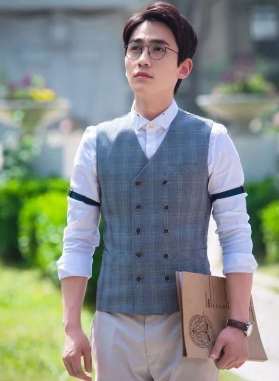 朱一龙恋情曝光?镇魂女孩送上祝福，居老师的吃鸡水平却受质疑