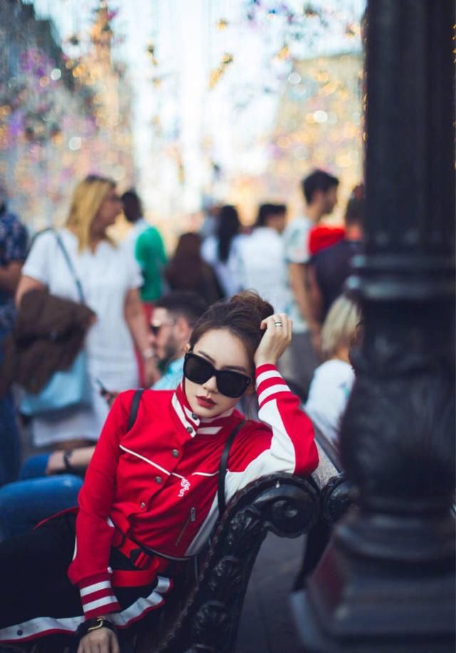 俄罗斯风情，就是要学戚薇随时舞动，美就在这一刹那间