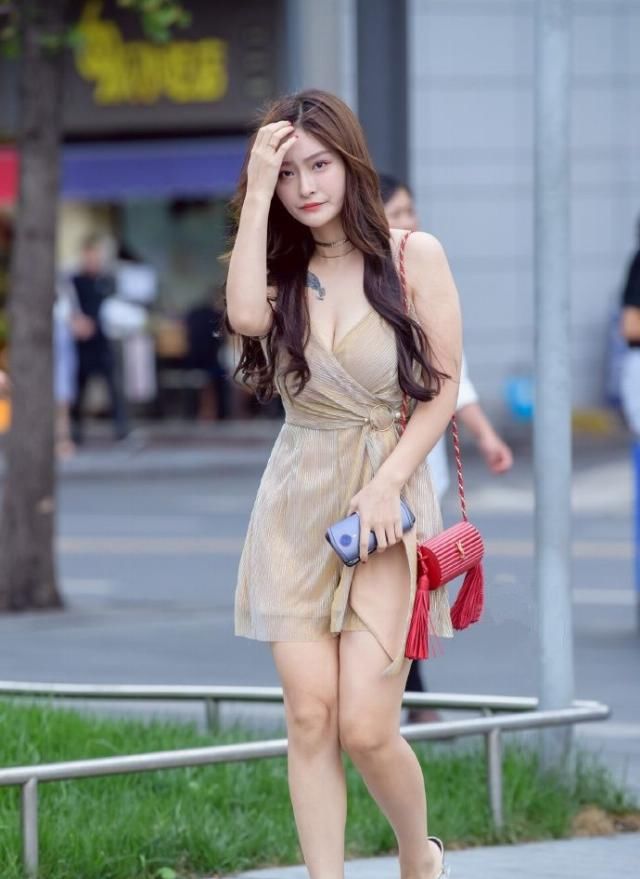 『 美女』被美女们穿的优雅气质，美得高级，美女街拍：纯色系列的吊带裙