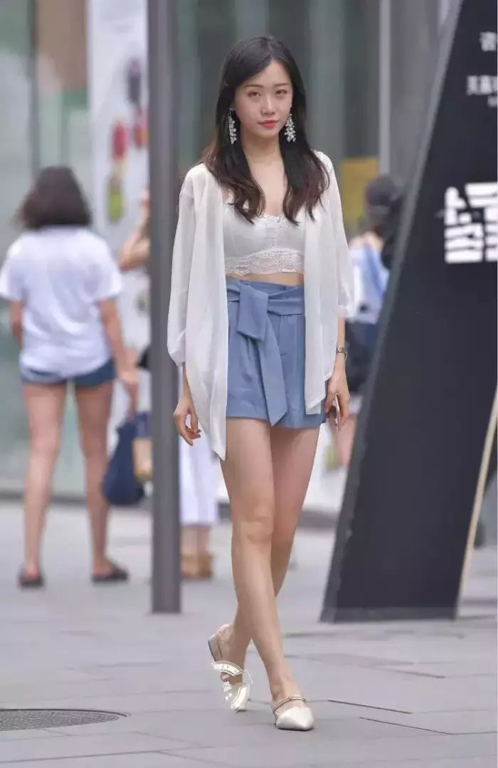 街拍美女: 清秀小姐姐蓝色半身裙搭配白色雪纺衫, 倾城一笑很动人