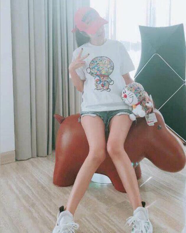 安以轩太拼了,开到尽头的裙子都穿,转身的那一刻亮了!