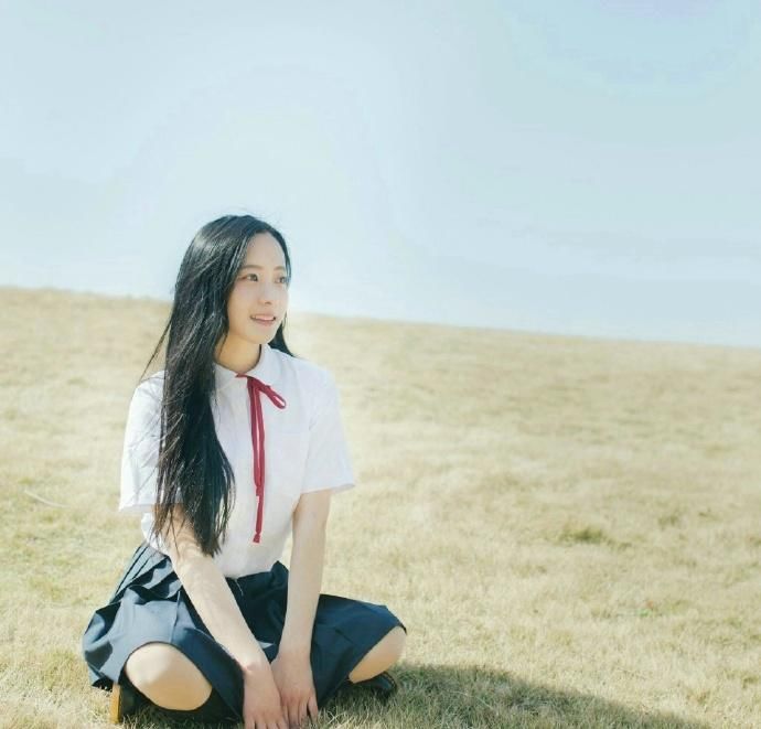 长发校服美女丝袜美腿性感写真图片