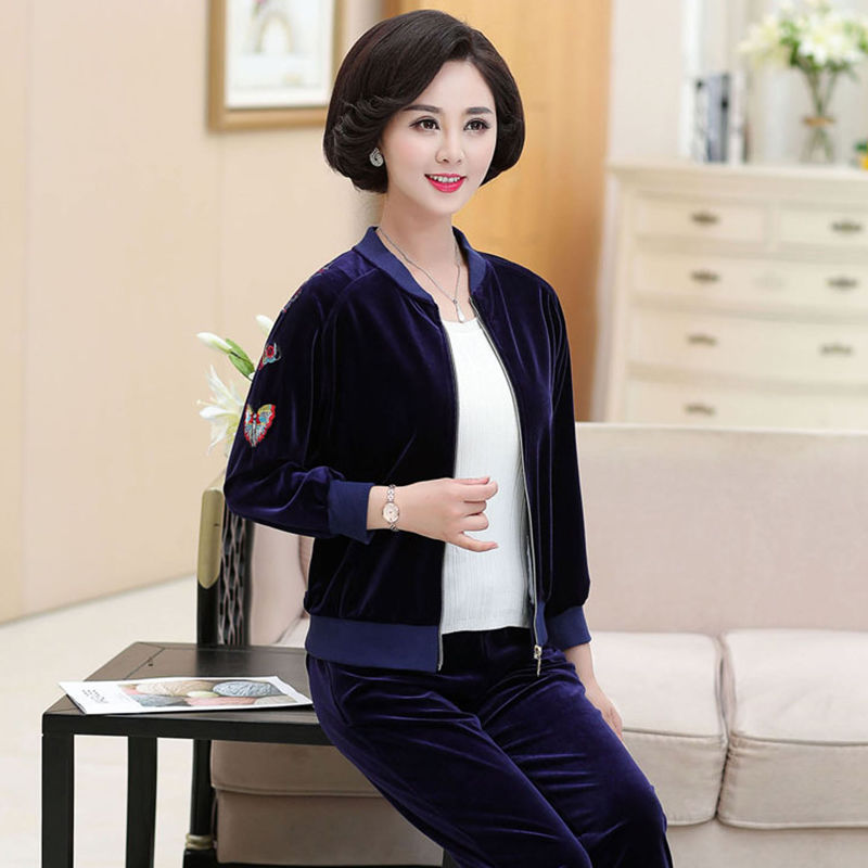 45岁妈妈不再连衣裙配高跟鞋，穿今年流行套装，邻居看了都说美