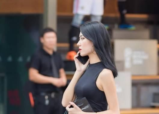 街拍：手包通常也能成为整套搭配的点睛之笔！