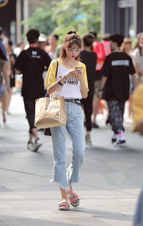 街拍,身材窈窕的小姐姐穿镂空蕾丝衫配短裤,有种朦胧的美感!