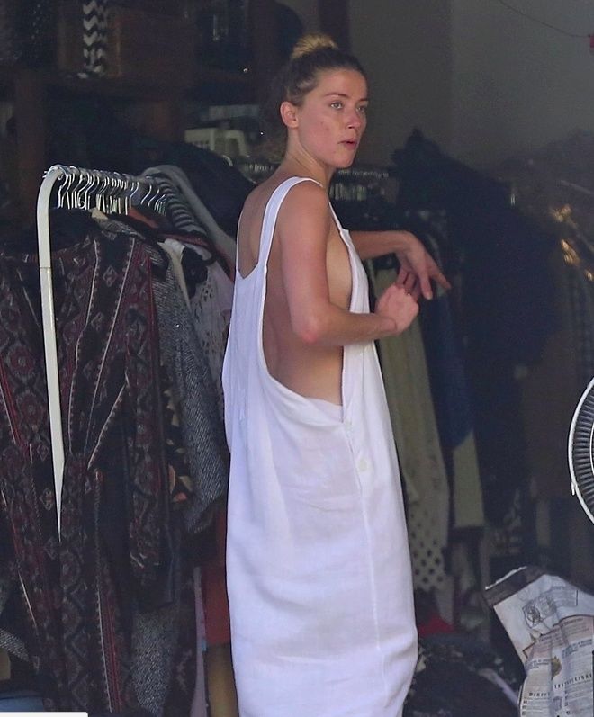 德普前妻真空上街，大胆露半球，裙子开叉到内裤都露出来了