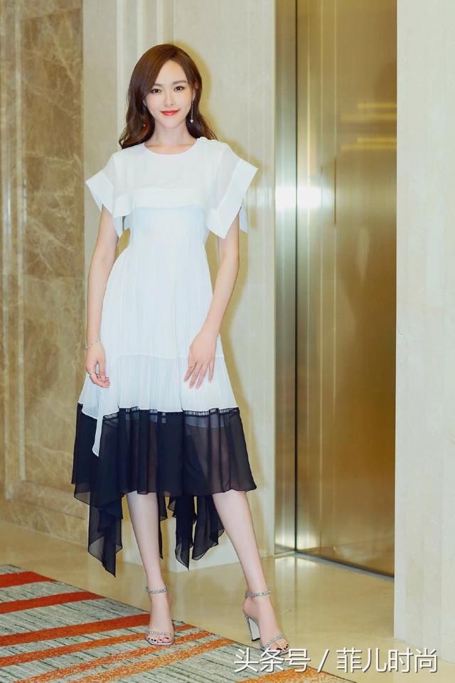 唐嫣为了显腿长，故意把裙子剪成好多叉口，而且还意外的时尚！