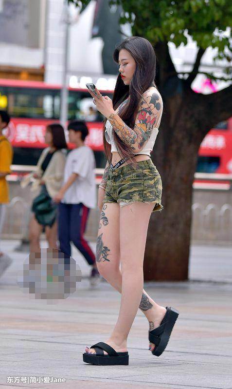 美女都爱穿小背心加超短裤，简单却很有魅力