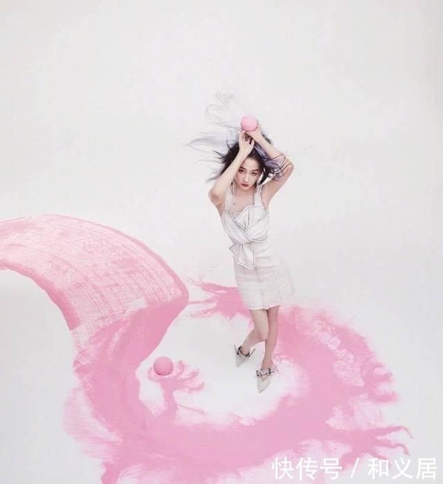  写真■关晓彤变身“破次元侠女”拍写真，纤细长腿吸睛十足