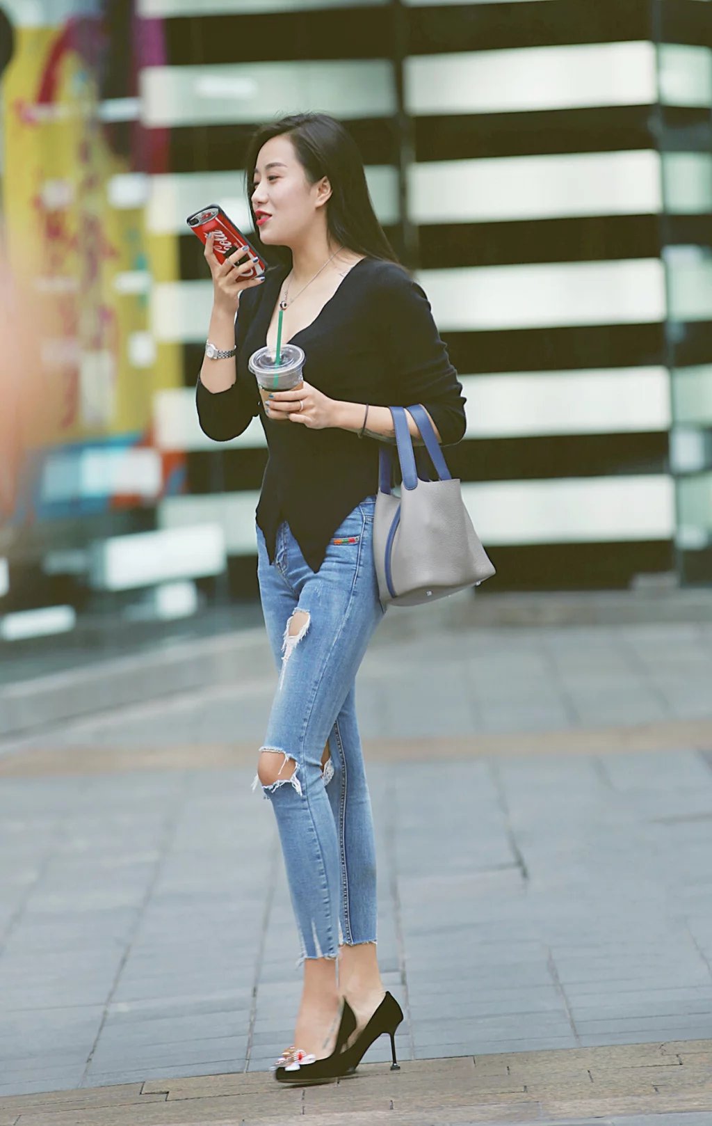 街拍：高温下依旧浓妆的小姐姐，图3姑娘褛空网眼有点大!