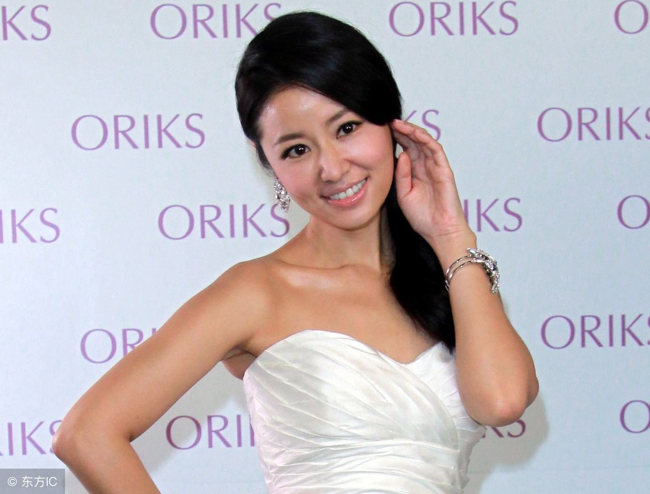 女神现身活动，裙子中间怎么有条缝这么长