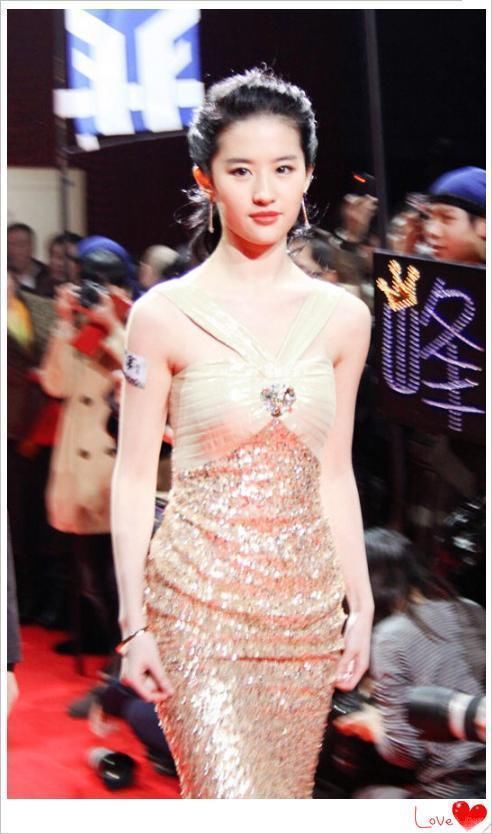 本以为迪丽热巴的金色吊带裙足以惊艳全世界，直到看见了刘亦菲