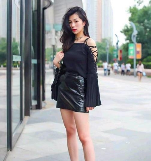 『美女』街拍美女：身姿丰盈的小姐姐，牛仔短裤婉约别致，更显时尚魅力！