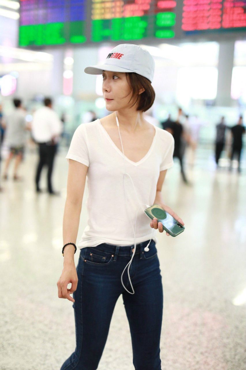 王珞丹穿抹胸现身，网友：目测也就10厘米宽！