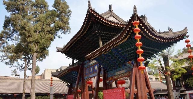 一座跟北京城隍庙齐名的寺庙，寺内一块匾只有内心无愧的人才敢念