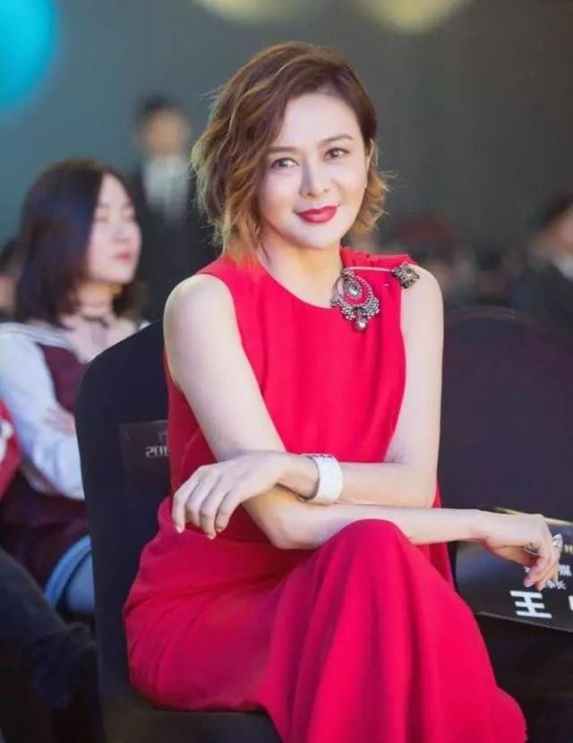 56岁关之琳的老年装扮，值得大家学习，肚兜很时髦！