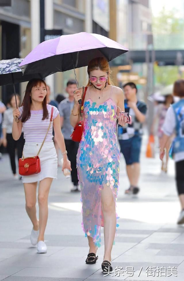 潮流美女穿粉色吊带高开连衣裙，镶满鱼鳞片上演行走中的美人鱼！