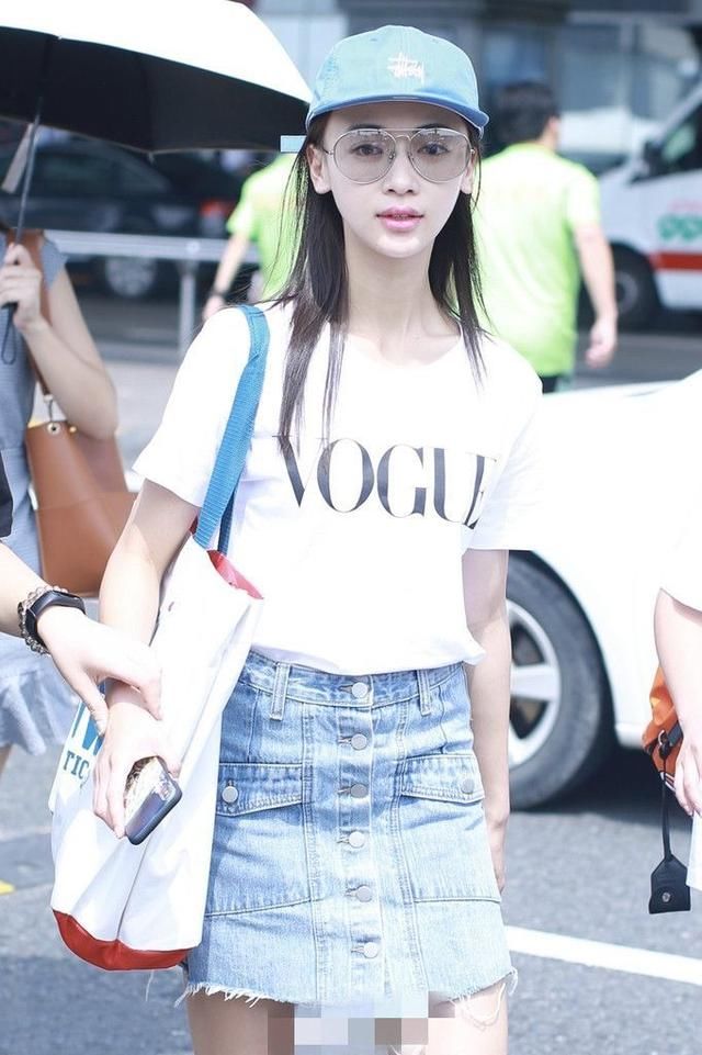 吴谨言素颜现身机场,身子瘦成郑爽,面部像极了吉娃娃!