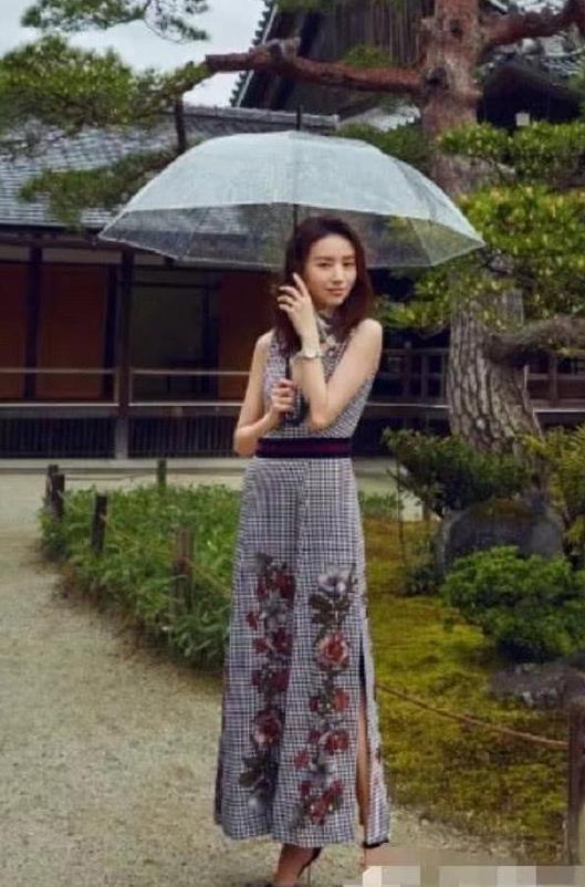 董洁“素颜”现身机场, 白色T恤搭配蓝色运动裤尽显干练清爽