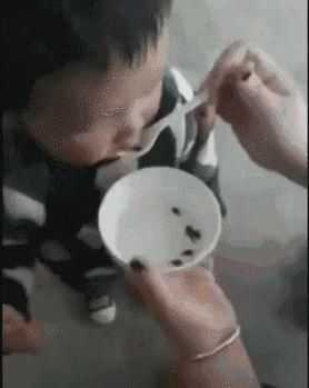 谣言盘点!大蒜可检地沟油?吃活蝌蚪可治百病?