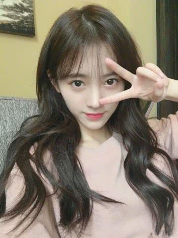 看了程潇和鞠婧祎的刘海，最后再看她的刘海却像被狗啃了一样！