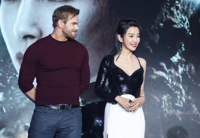 44岁如少女!李冰冰穿吊带裙大展性感好身材