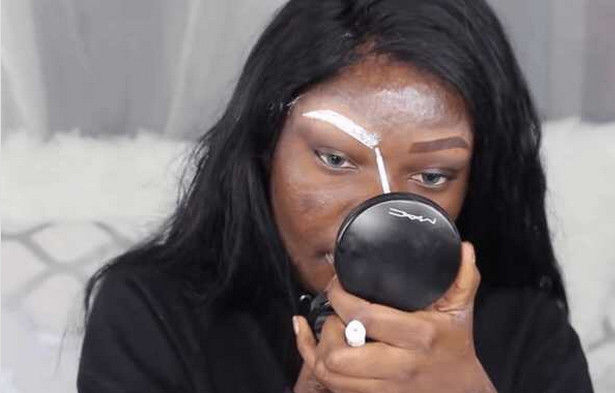 一外国女子迷恋奇异妆容，把自己的一身黑肤色几乎涂成了全白