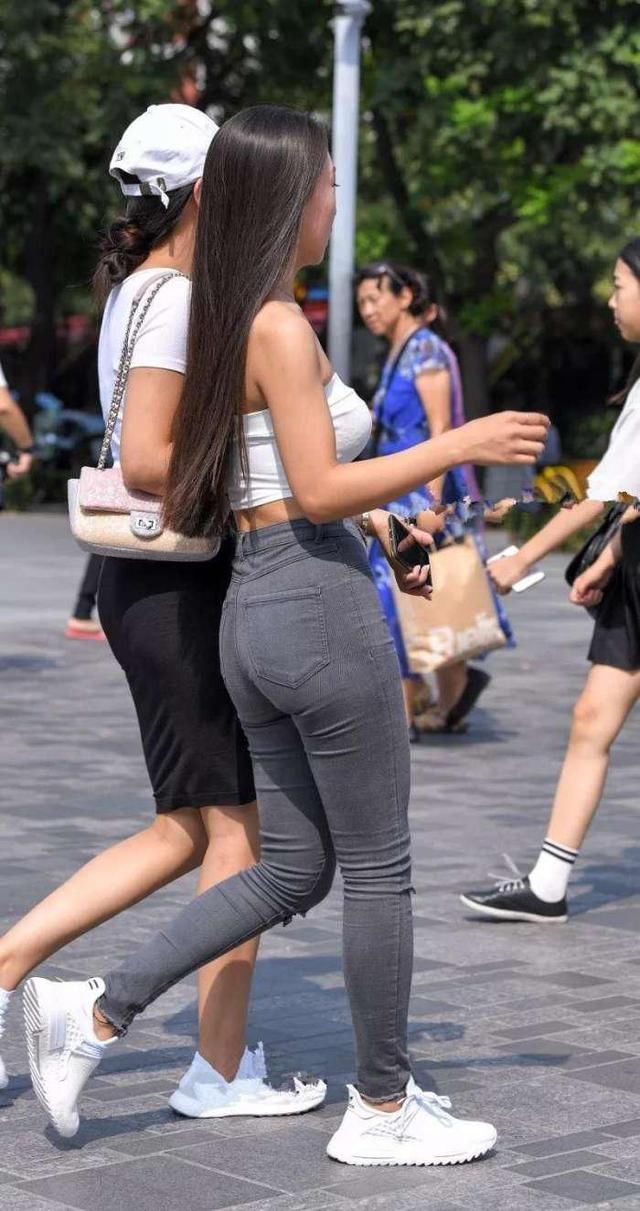 街拍时尚：性感紧身牛仔裤，穿出100分的时尚好身姿！