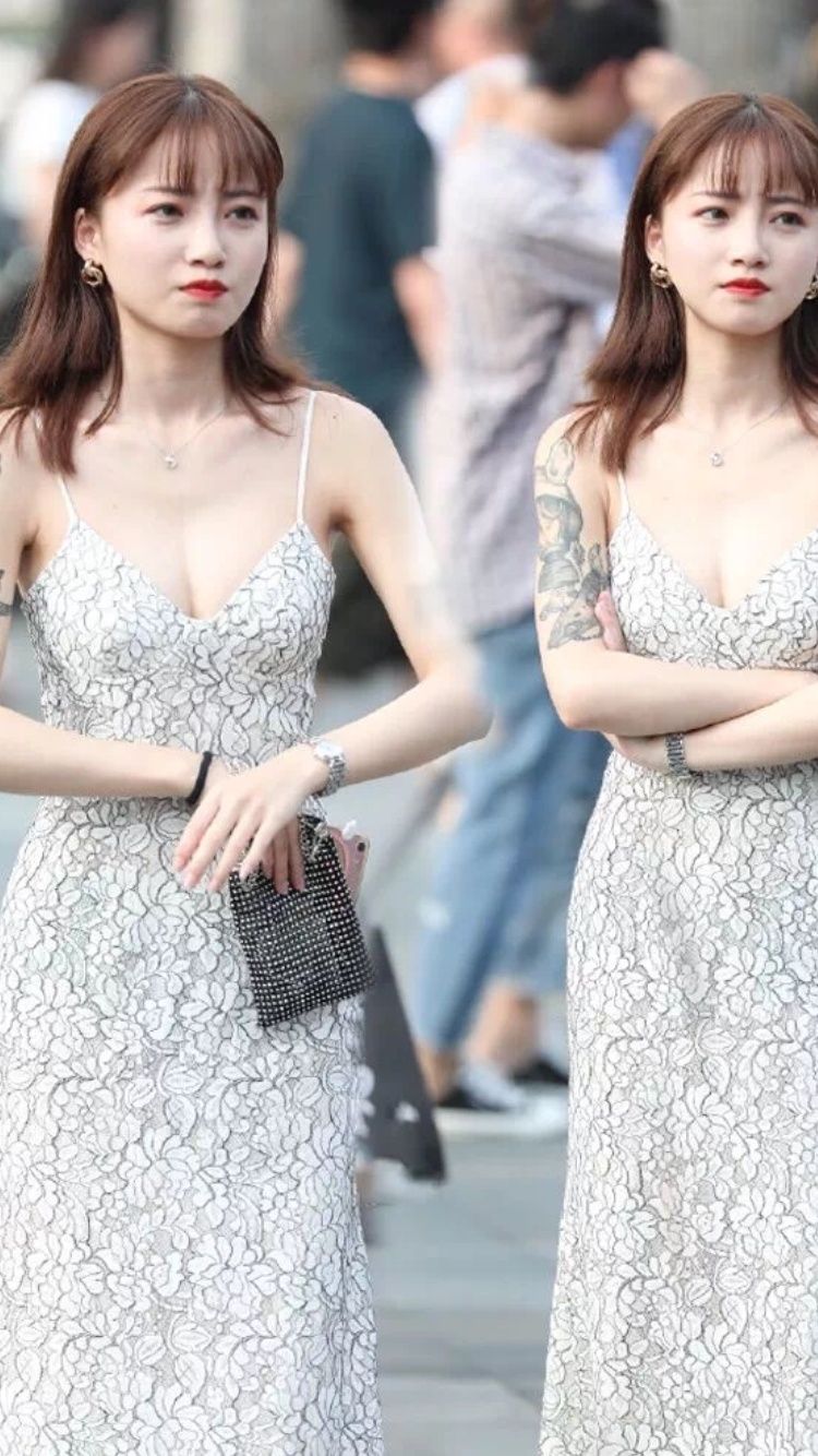 街拍丨吊带连衣裙衬托曼妙身材，可惜……