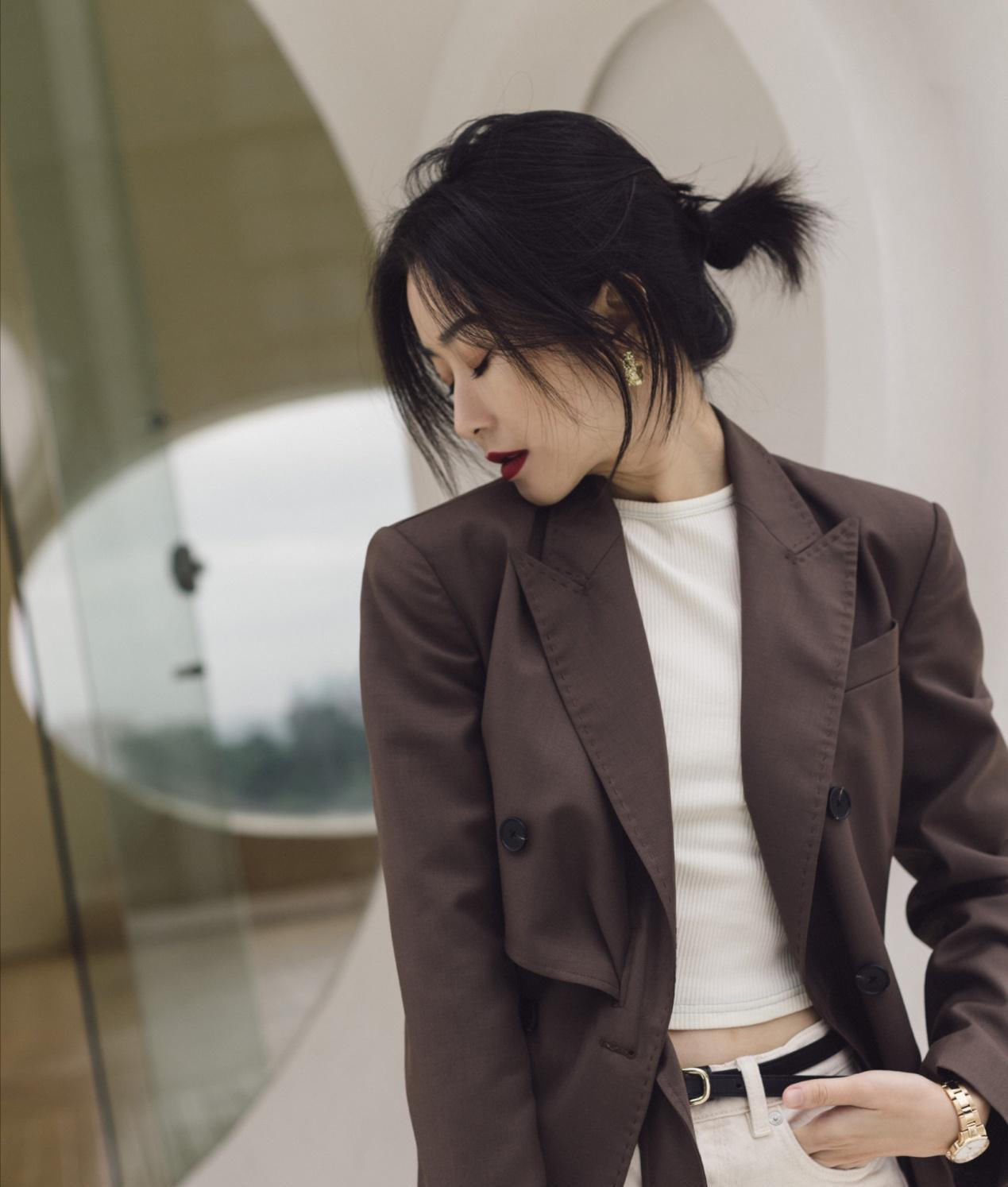  『会看起来』奔四女人“装嫩”穿搭,简约时尚又减龄,时髦精致又有女人味