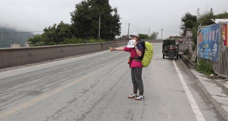 川藏线上穷游女举着“求混账”牌子，还有其它暗语，有什么含义吗