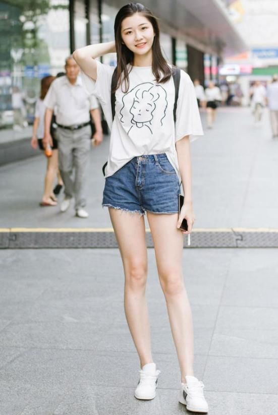 街拍：靓丽的紧身打底裤小姐姐，增添几分娇俏动人